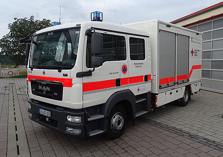 Der Gerätewagen Sanität (GW‑San) des Bundes führt umfangreiches Material für Behandlungsplätze und die medizinische Erstversorgung mit. Er unterstützt die Schnelleinsatzgruppe bei Großschadenslagen und größeren Sanitätsdiensten.