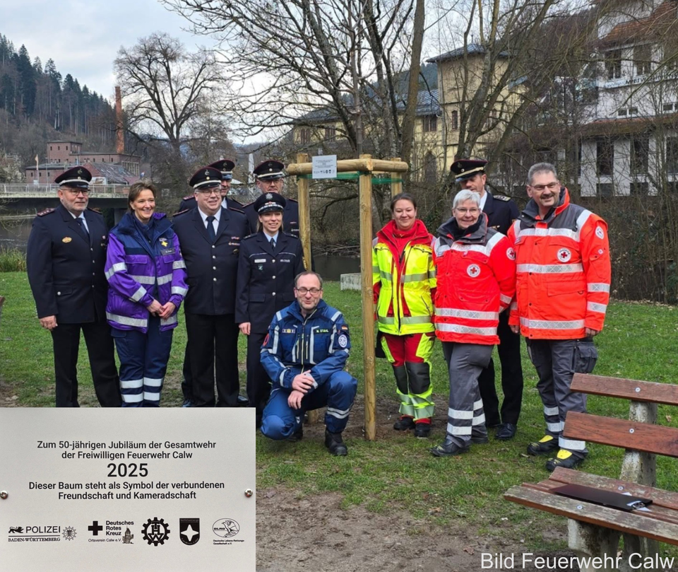 Baumspende an die Feuerwehren Calw Gruppenfoto bei der Übergabe der Baumspende an die Feuerwehren Calw. Auf dem Bild stehen Vertreterinnen und Vertreter der Feuerwehren, der Polizei, der DLRG, des DRK‑Ortsvereins Calw, des THW, des Notfallnachsorgedienstes sowie weitere Beteiligte zusammen vor dem gespendeten Baum.