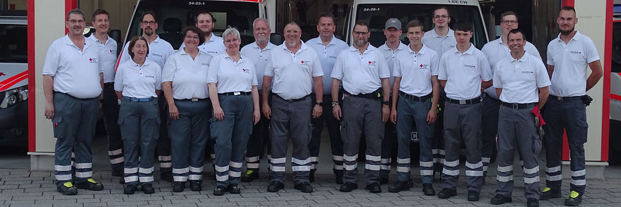 Gruppenbild vor der Fahrzeughalle des DRK Ortsverein Calw e.V.