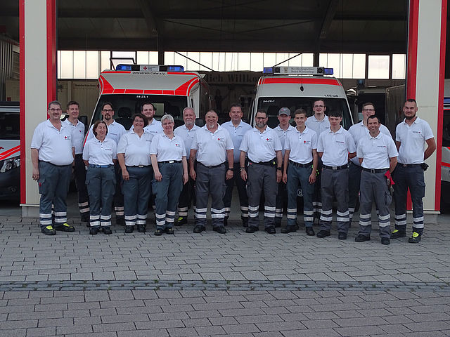 Gruppenbild vor der Fahrzeughalle des DRK Ortsverein Calw e.V.